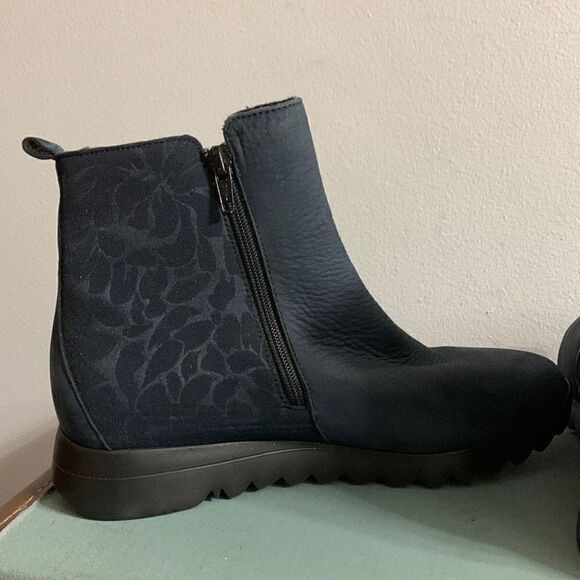 Munro Ashcroft Bootie in Blue‎ - Picture 3 of 8